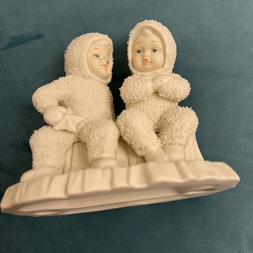 Snowbabies Dept 56 Angels with Wings on a Stump with Star